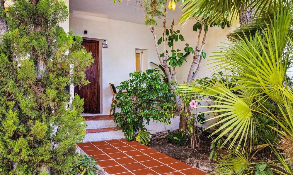 Casa adosada lujosamente renovada en venta con amplia terraza y vistas al campo de golf en La Quinta golf resort, Benahavis - Marbella 64650