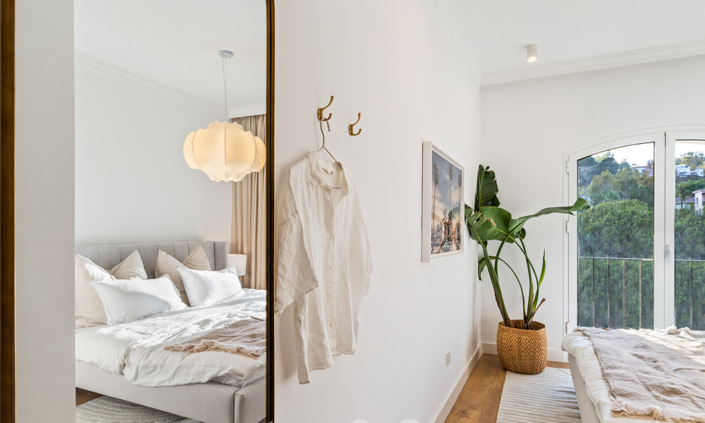 Casa adosada lujosamente renovada en venta con amplia terraza y vistas al campo de golf en La Quinta golf resort, Benahavis - Marbella 64654