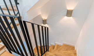 Casa adosada lujosamente renovada en venta con amplia terraza y vistas al campo de golf en La Quinta golf resort, Benahavis - Marbella 64656 