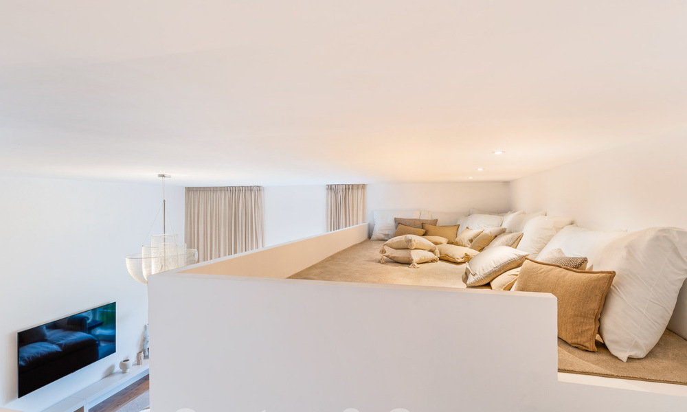 Casa adosada lujosamente renovada en venta con amplia terraza y vistas al campo de golf en La Quinta golf resort, Benahavis - Marbella 64657