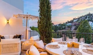 Casa adosada lujosamente renovada en venta con amplia terraza y vistas al campo de golf en La Quinta golf resort, Benahavis - Marbella 64658 