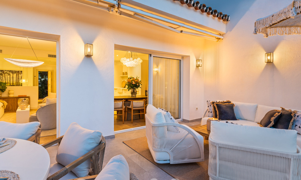 Casa adosada lujosamente renovada en venta con amplia terraza y vistas al campo de golf en La Quinta golf resort, Benahavis - Marbella 64659