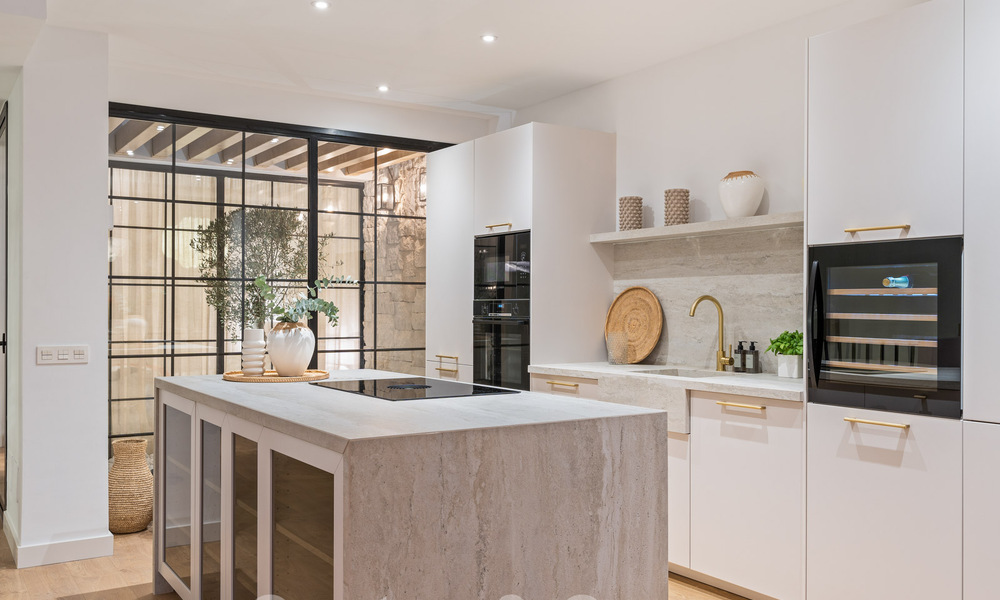 Casa adosada lujosamente renovada en venta con amplia terraza y vistas al campo de golf en La Quinta golf resort, Benahavis - Marbella 64660