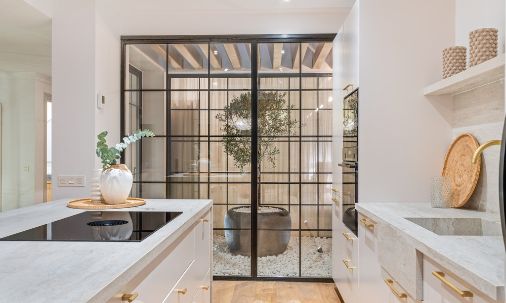 Casa adosada lujosamente renovada en venta con amplia terraza y vistas al campo de golf en La Quinta golf resort, Benahavis - Marbella 64661