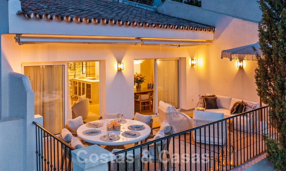 Casa adosada lujosamente renovada en venta con amplia terraza y vistas al campo de golf en La Quinta golf resort, Benahavis - Marbella 64663