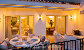 Casa adosada lujosamente renovada en venta con amplia terraza y vistas al campo de golf en La Quinta golf resort, Benahavis - Marbella 64664 