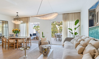 Casa adosada lujosamente renovada en venta con amplia terraza y vistas al campo de golf en La Quinta golf resort, Benahavis - Marbella 64666 