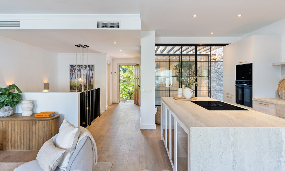 Casa adosada lujosamente renovada en venta con amplia terraza y vistas al campo de golf en La Quinta golf resort, Benahavis - Marbella 64667