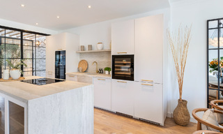 Casa adosada lujosamente renovada en venta con amplia terraza y vistas al campo de golf en La Quinta golf resort, Benahavis - Marbella 64668 