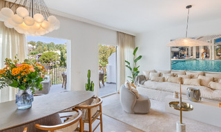 Casa adosada lujosamente renovada en venta con amplia terraza y vistas al campo de golf en La Quinta golf resort, Benahavis - Marbella 64669 
