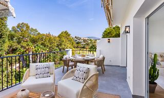 Casa adosada lujosamente renovada en venta con amplia terraza y vistas al campo de golf en La Quinta golf resort, Benahavis - Marbella 64670 