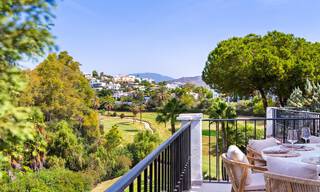 Casa adosada lujosamente renovada en venta con amplia terraza y vistas al campo de golf en La Quinta golf resort, Benahavis - Marbella 64671 