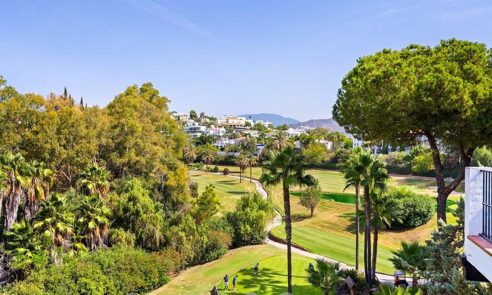 Casa adosada lujosamente renovada en venta con amplia terraza y vistas al campo de golf en La Quinta golf resort, Benahavis - Marbella 64672