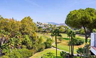 Casa adosada lujosamente renovada en venta con amplia terraza y vistas al campo de golf en La Quinta golf resort, Benahavis - Marbella 64672 