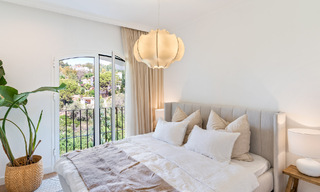 Casa adosada lujosamente renovada en venta con amplia terraza y vistas al campo de golf en La Quinta golf resort, Benahavis - Marbella 64673 