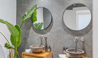 Casa adosada lujosamente renovada en venta con amplia terraza y vistas al campo de golf en La Quinta golf resort, Benahavis - Marbella 64674 