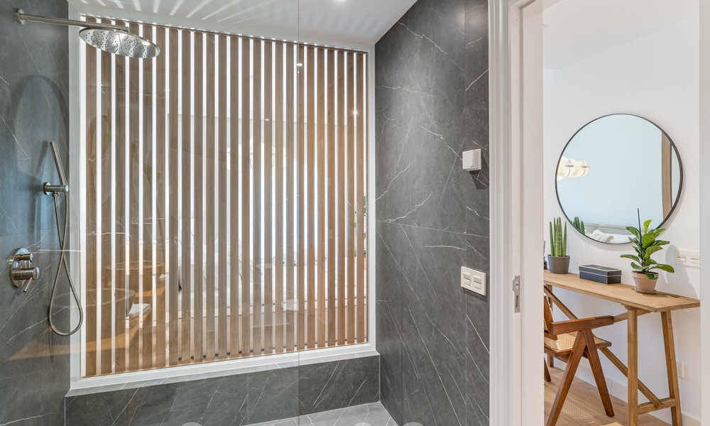 Casa adosada lujosamente renovada en venta con amplia terraza y vistas al campo de golf en La Quinta golf resort, Benahavis - Marbella 64675