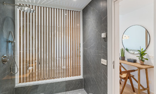 Casa adosada lujosamente renovada en venta con amplia terraza y vistas al campo de golf en La Quinta golf resort, Benahavis - Marbella 64675 