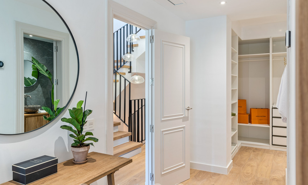 Casa adosada lujosamente renovada en venta con amplia terraza y vistas al campo de golf en La Quinta golf resort, Benahavis - Marbella 64676