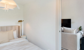 Casa adosada lujosamente renovada en venta con amplia terraza y vistas al campo de golf en La Quinta golf resort, Benahavis - Marbella 64678 