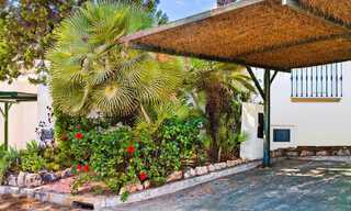 Casa adosada lujosamente renovada en venta con amplia terraza y vistas al campo de golf en La Quinta golf resort, Benahavis - Marbella 64679 