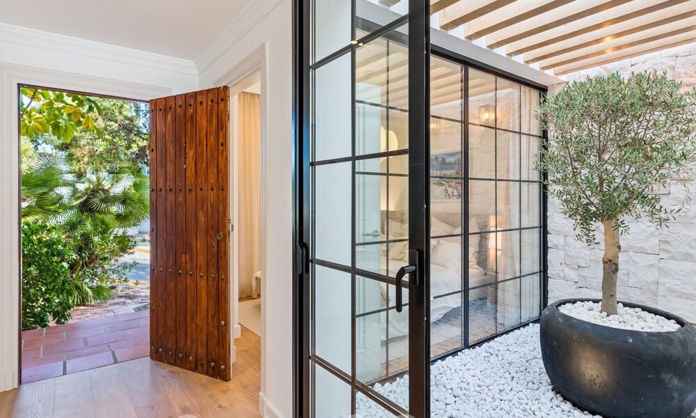 Casa adosada lujosamente renovada en venta con amplia terraza y vistas al campo de golf en La Quinta golf resort, Benahavis - Marbella 64681