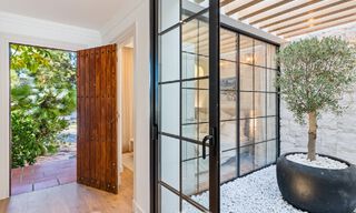 Casa adosada lujosamente renovada en venta con amplia terraza y vistas al campo de golf en La Quinta golf resort, Benahavis - Marbella 64681 