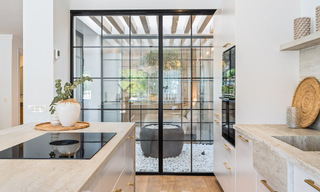 Casa adosada lujosamente renovada en venta con amplia terraza y vistas al campo de golf en La Quinta golf resort, Benahavis - Marbella 64682 