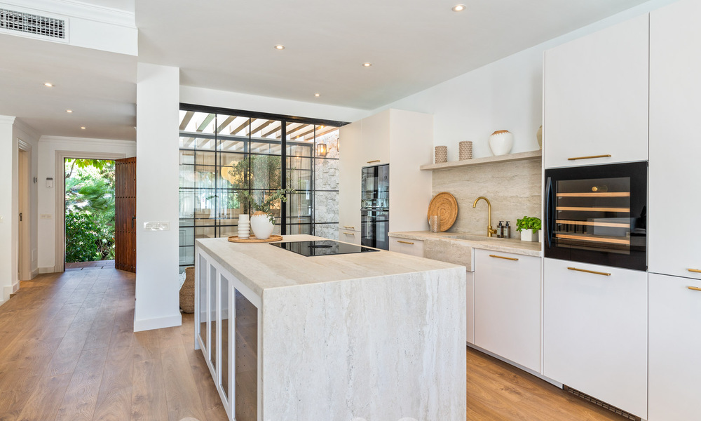 Casa adosada lujosamente renovada en venta con amplia terraza y vistas al campo de golf en La Quinta golf resort, Benahavis - Marbella 64683