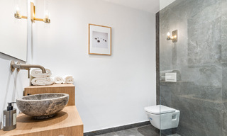 Casa adosada lujosamente renovada en venta con amplia terraza y vistas al campo de golf en La Quinta golf resort, Benahavis - Marbella 64684 