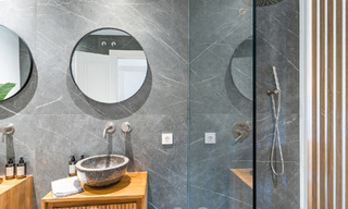 Casa adosada lujosamente renovada en venta con amplia terraza y vistas al campo de golf en La Quinta golf resort, Benahavis - Marbella 64685 