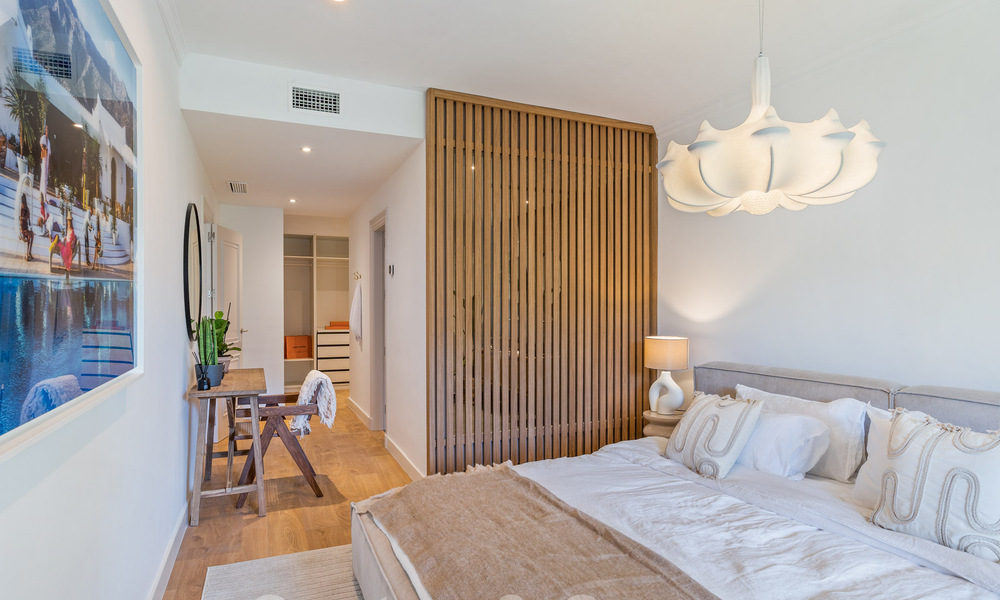 Casa adosada lujosamente renovada en venta con amplia terraza y vistas al campo de golf en La Quinta golf resort, Benahavis - Marbella 64686