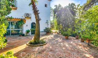 Villa rústica en venta en una amplia parcela en la Nueva Milla de Oro entre Marbella y Estepona 65640 