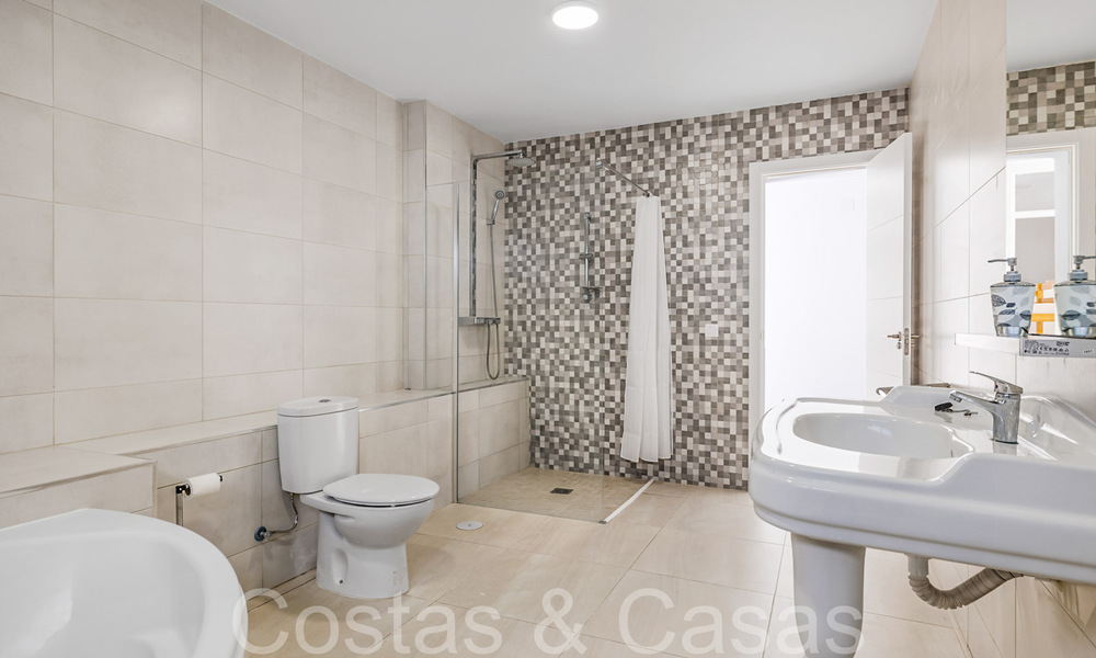 Villa andaluza en venta en un entorno de golf, a pocos minutos del centro de Estepona 65654