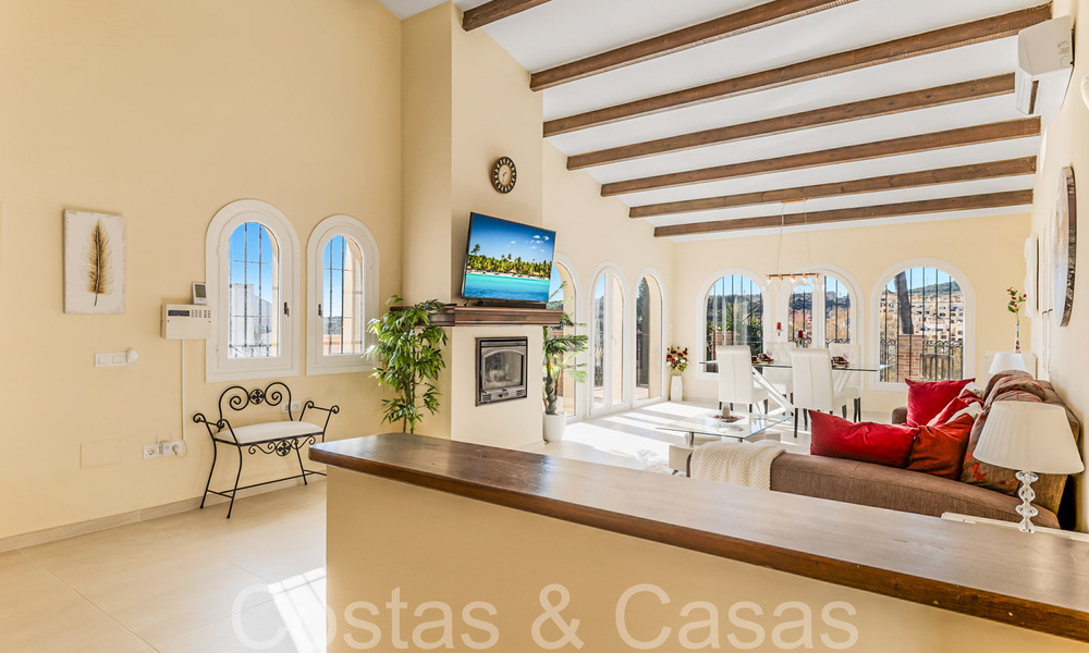 Villa andaluza en venta en un entorno de golf, a pocos minutos del centro de Estepona 65680