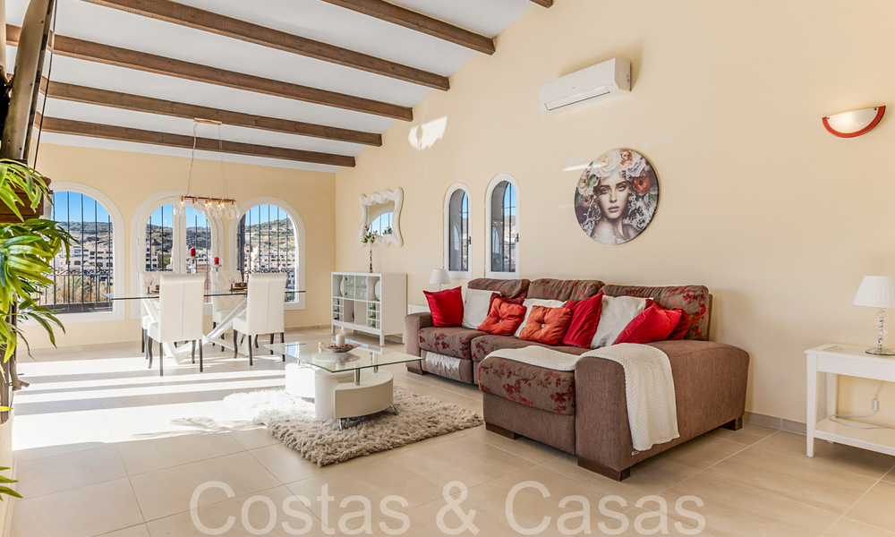 Villa andaluza en venta en un entorno de golf, a pocos minutos del centro de Estepona 65681