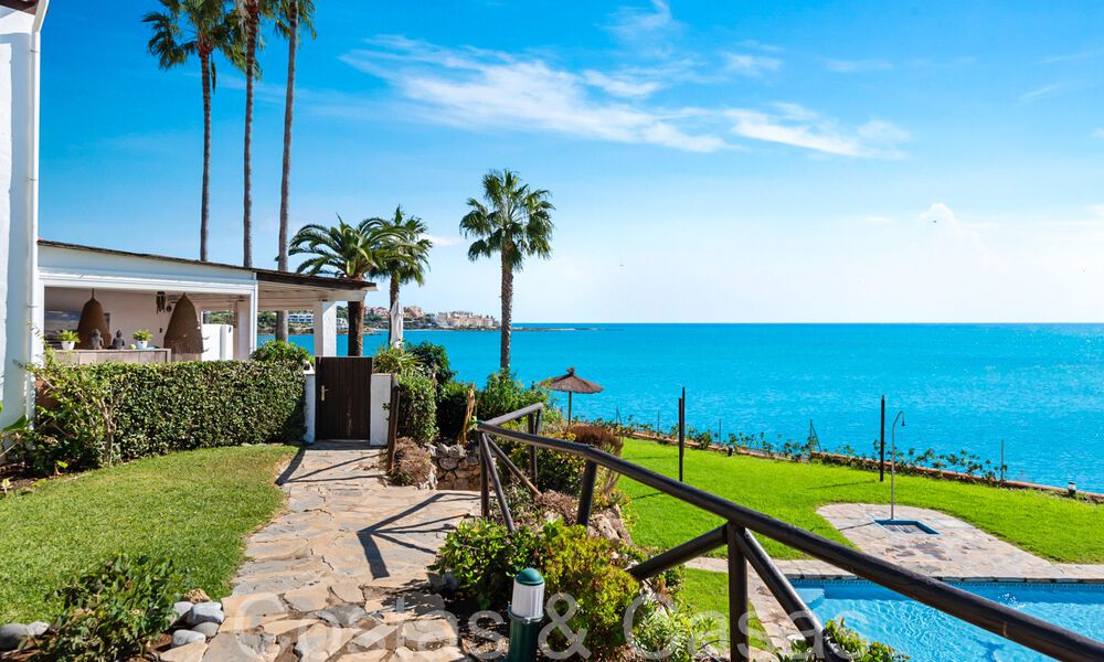 Moderna casa en venta con impresionantes vistas al mar en un complejo en primera línea de playa cerca de Estepona 65380