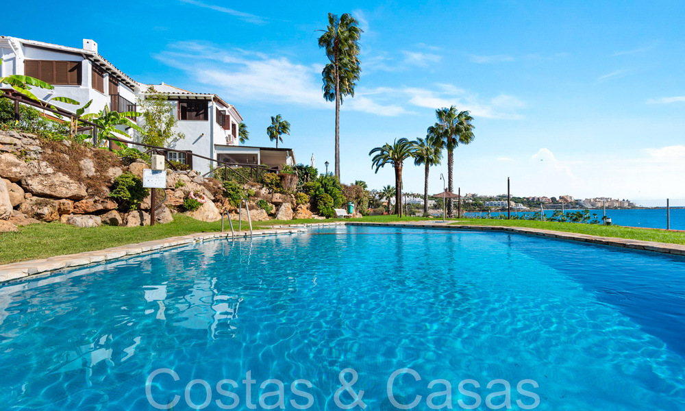 Moderna casa en venta con impresionantes vistas al mar en un complejo en primera línea de playa cerca de Estepona 65382