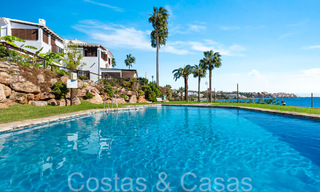 Moderna casa en venta con impresionantes vistas al mar en un complejo en primera línea de playa cerca de Estepona 65382 