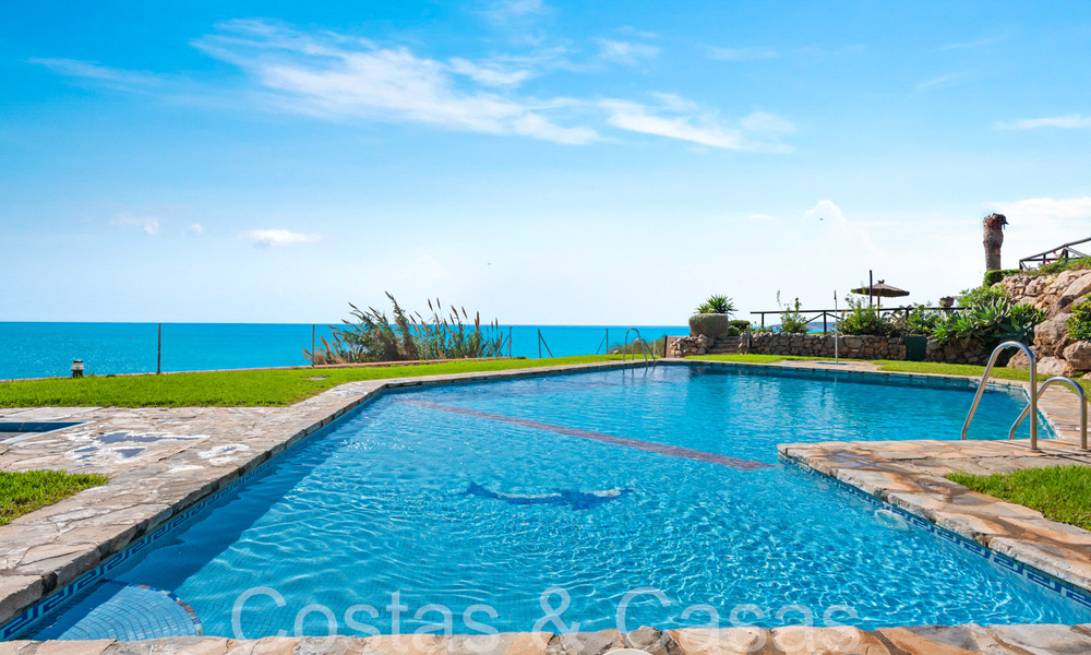 Moderna casa en venta con impresionantes vistas al mar en un complejo en primera línea de playa cerca de Estepona 65384