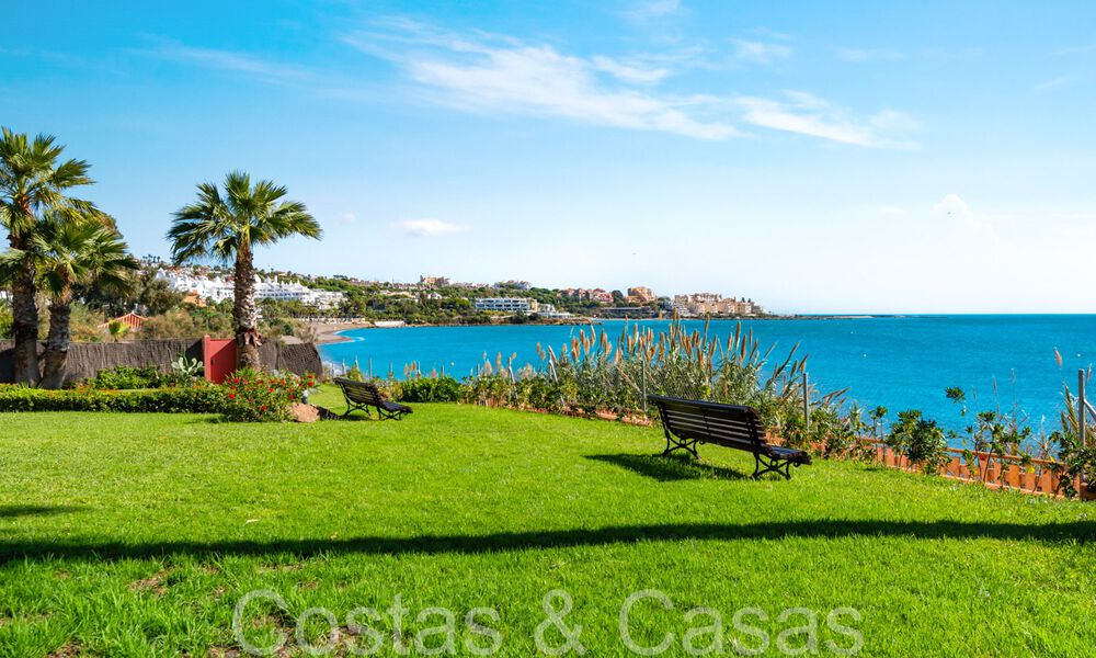 Moderna casa en venta con impresionantes vistas al mar en un complejo en primera línea de playa cerca de Estepona 65385