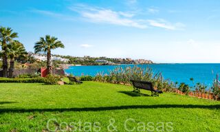 Moderna casa en venta con impresionantes vistas al mar en un complejo en primera línea de playa cerca de Estepona 65385 