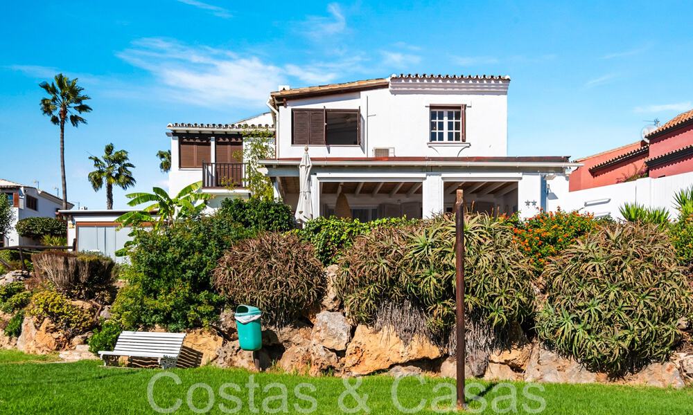 Moderna casa en venta con impresionantes vistas al mar en un complejo en primera línea de playa cerca de Estepona 65386