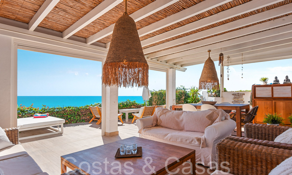 Moderna casa en venta con impresionantes vistas al mar en un complejo en primera línea de playa cerca de Estepona 65387