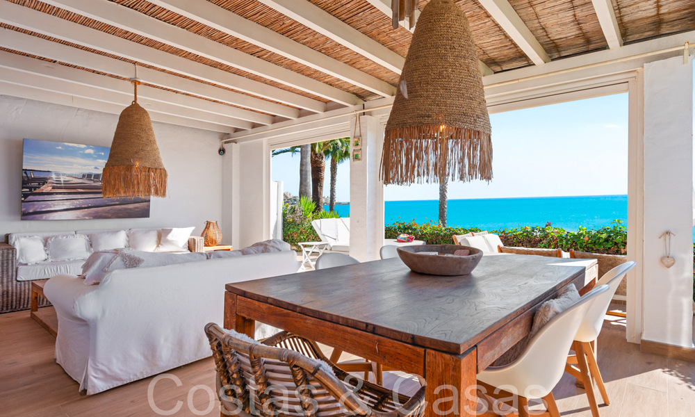Moderna casa en venta con impresionantes vistas al mar en un complejo en primera línea de playa cerca de Estepona 65389