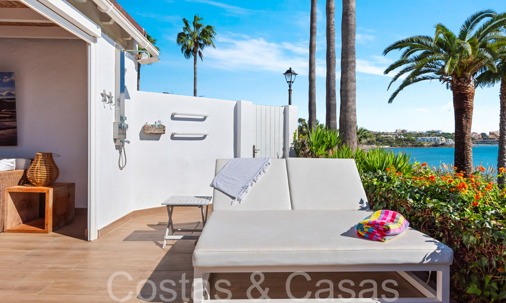 Moderna casa en venta con impresionantes vistas al mar en un complejo en primera línea de playa cerca de Estepona 65390
