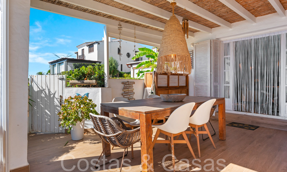 Moderna casa en venta con impresionantes vistas al mar en un complejo en primera línea de playa cerca de Estepona 65391
