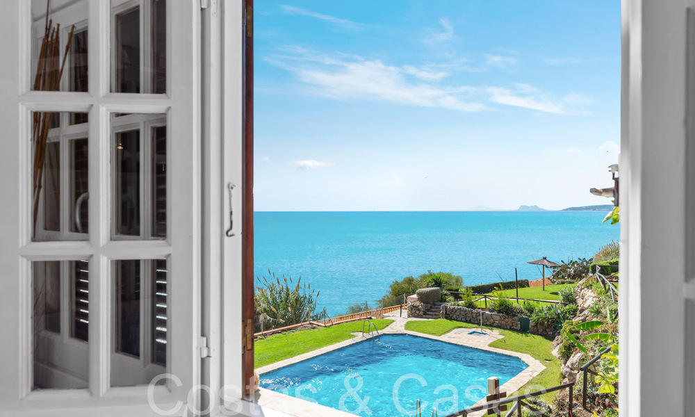 Moderna casa en venta con impresionantes vistas al mar en un complejo en primera línea de playa cerca de Estepona 65398