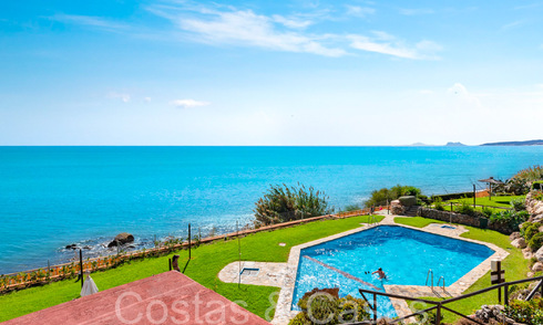 Moderna casa en venta con impresionantes vistas al mar en un complejo en primera línea de playa cerca de Estepona 65401