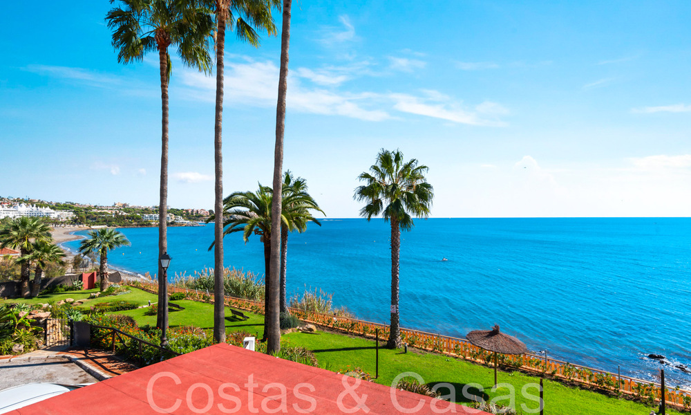 Moderna casa en venta con impresionantes vistas al mar en un complejo en primera línea de playa cerca de Estepona 65402